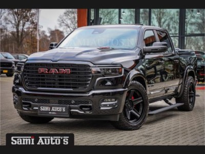 Dodge RAM NIGHT PREMIUM 2025  | BOM VOL + 14.4 INCH SCHERM | LUCHTVERING | HUD | 420PK 636 Nm | PRIJS MET LPG EN COVER EN GARANTIE | DUBBELE CABINE | PICK UP | 5 PERSOONS | DC | GRIJSKENTEKEN | VOORRAAD NR 2200 - 0886