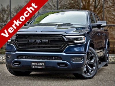 Dodge Ram 1500 LIMITED 2024 | XB9 + MWK | DIGITAL CLUSTER | MET LPG EN DEKSEL EN 4 JAAR GARANTIE | 402PK 5.7 V8 4X4 HEMI | DUBBELE CABINE | DC | GRIJSKENTEKEN CREW CAB | PATRIOT BLUE | VOORRAAD NR 2160 - 6408